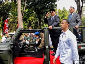 Video: Naik Maung, Prabowo-Sjafrie Sapa Warga Seusai Sertijab di Kemenhan