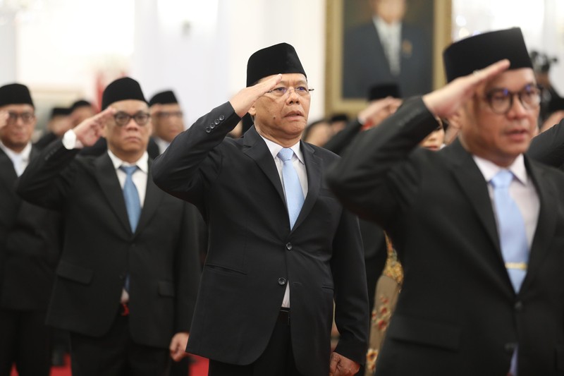 Raffi Ahmad didampingi Istri usai diangkat sebagai Staf Khusus Utusan Khusus Presiden Bidang Pembinaan Generasi Muda dan Pekerja Seni oleh Presiden Prabowo Subianto di Istana Negara, Jakarta, Selasa (22/10/2024). Raffi Ahmad didampingi Istri usai diangkat sebagai Staf Khusus Utusan Khusus Presiden Bidang Pembinaan Generasi Muda dan Pekerja Seni oleh Presiden Prabowo Subianto di Istana Negara, Jakarta, Selasa (22/10/2024). (CNBC Indonesia/Emir Yanwardhana)