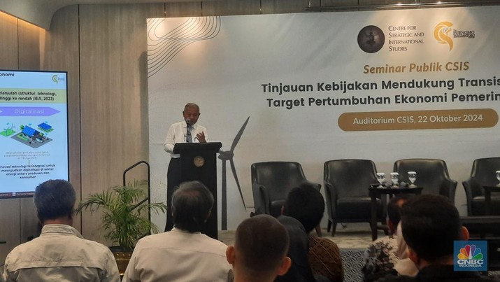 Penasihat Khusus Presiden Urusan Energi, Purnomo Yusgiantoro, saat menjadi pembicara di acara Seminar Publik CSIS, Selasa (22/10/2024). (CNBC Indonesia/Firda Dwi Muliawati)