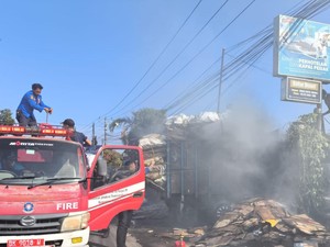 Truk Muatan Barang Bekas Terbakar di Jembrana