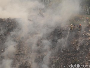 Berjibaku Padamkan Api di Tebing Sampah Bandung