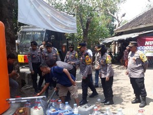2 Desa di Kejayan Pasuruan Dipasok Air Bersih Pakai Mobil Water Canon