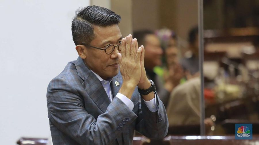 Politikus Partai Golkar yang juga anggota DPR RI Mukhamad Misbakhun terpilih sebagai ketua komisi XI DPR RI periode 2024-2029 di Gedung Nusantara 1, DPR RI, Jakarta, Selasa, (22/10/2024). (CNBC Indonesia/Muhammad Sabki)