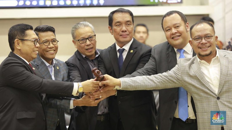 Politikus Partai Golkar yang juga anggota DPR RI Mukhamad Misbakhun terpilih sebagai ketua komisi XI DPR RI periode 2024-2029 di Gedung Nusantara 1, DPR RI, Jakarta, Selasa, (22/10/2024). (CNBC Indonesia/Muhammad Sabki)