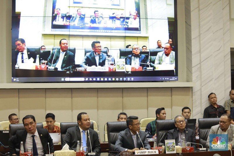 Politikus Partai Golkar yang juga anggota DPR RI Mukhamad Misbakhun terpilih sebagai ketua komisi XI DPR RI periode 2024-2029 di Gedung Nusantara 1, DPR RI, Jakarta, Selasa, (22/10/2024). (CNBC Indonesia/Muhammad Sabki) Politikus Partai Golkar yang juga anggota DPR RI Mukhamad Misbakhun terpilih sebagai ketua komisi XI DPR RI periode 2024-2029 di Gedung Nusantara 1, DPR RI, Jakarta, Selasa, (22/10/2024). (CNBC Indonesia/Muhammad Sabki)