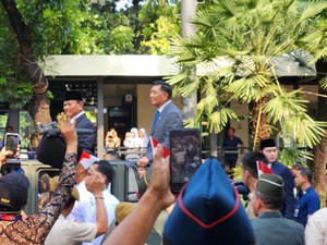 Prabowo-Sjafrie Naik Maung Sapa Warga Usai Serah Terima Memorandum Menhan