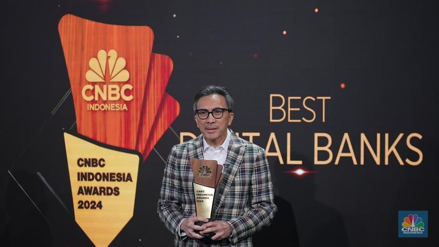Presiden Direktur Superbank, Tigor M. Siahaan menerima penghargaan Best Expansive Digital Banking Innovation dalam Road To CNBC Indonesia Awards 2024 di Jakarta, Selasa (22/10/2024). (CNBC Indonesia/Tias Budiarto)