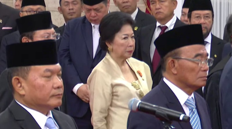 Raffi Ahmad didampingi Istri usai diangkat sebagai Staf Khusus Utusan Khusus Presiden Bidang Pembinaan Generasi Muda dan Pekerja Seni oleh Presiden Prabowo Subianto di Istana Negara, Jakarta, Selasa (22/10/2024). Raffi Ahmad didampingi Istri usai diangkat sebagai Staf Khusus Utusan Khusus Presiden Bidang Pembinaan Generasi Muda dan Pekerja Seni oleh Presiden Prabowo Subianto di Istana Negara, Jakarta, Selasa (22/10/2024). (CNBC Indonesia/Emir Yanwardhana)