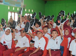 PT GNI & SEI Bagikan Ratusan Sepatu untuk Siswa SD di Morut