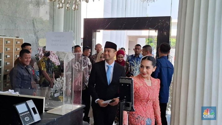 Raffi Ahmad didampingi Istri Nagita Slavina tiba di Istana Negara, Jakarta, Selasa (22/10/2024). (CNBC Indonesia/Emir Yanwardhana)