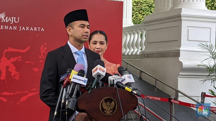 Raffi Ahmad didampingi Istri usai diangkat sebagai Staf Khusus Utusan Khusus Presiden Bidang Pembinaan Generasi Muda dan Pekerja Seni oleh Presiden Prabowo Subianto di Istana Negara, Jakarta, Selasa (22/10/2024). (CNBC Indonesia/Emir Yanwardhana)