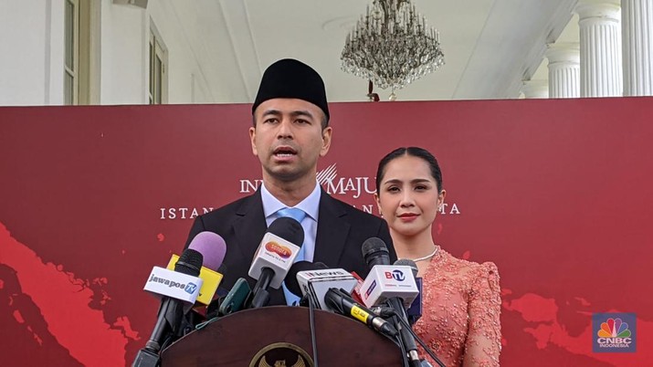 Raffi Ahmad didampingi Istri usai diangkat sebagai Staf Khusus Utusan Khusus Presiden Bidang Pembinaan Generasi Muda dan Pekerja Seni oleh Presiden Prabowo Subianto di Istana Negara, Jakarta, Selasa (22/10/2024). (CNBC Indonesia/Emir Yanwardhana)