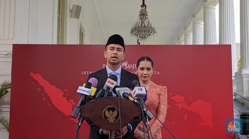 Raffi Ahmad didampingi Istri usai diangkat sebagai Staf Khusus Utusan Khusus Presiden Bidang Pembinaan Generasi Muda dan Pekerja Seni oleh Presiden Prabowo Subianto di Istana Negara, Jakarta, Selasa (22/10/2024). (CNBC Indonesia/Emir Yanwardhana)