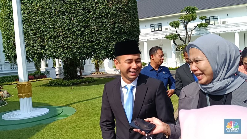 Raffi Ahmad didampingi Istri usai diangkat sebagai Staf Khusus Utusan Khusus Presiden Bidang Pembinaan Generasi Muda dan Pekerja Seni oleh Presiden Prabowo Subianto di Istana Negara, Jakarta, Selasa (22/10/2024). (CNBC Indonesia/Emir Yanwardhana)