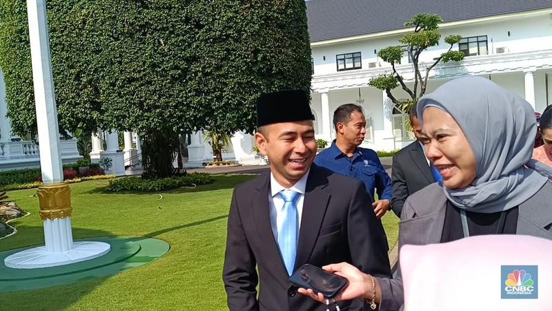 Raffi Ahmad didampingi Istri usai diangkat sebagai Staf Khusus Utusan Khusus Presiden Bidang Pembinaan Generasi Muda dan Pekerja Seni oleh Presiden Prabowo Subianto di Istana Negara, Jakarta, Selasa (22/10/2024). (CNBC Indonesia/Emir Yanwardhana)