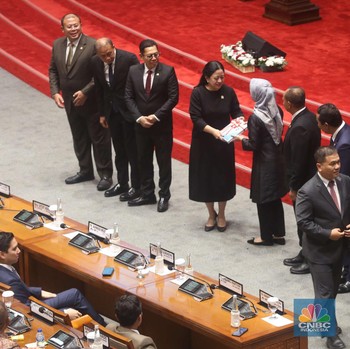 Intip Gaya Anggota Dewan di Paripurna Perdana DPR