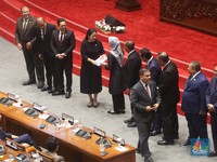Intip Gaya Anggota Dewan di Paripurna Perdana DPR