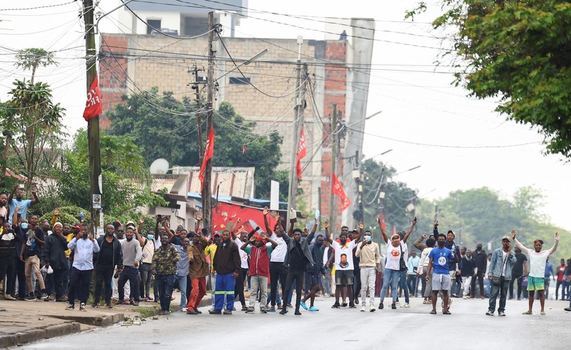 RIcuh demo protes hasil pemilu di Maputo, Mozambik, Senin (21/10/2024). (REUTERS/Siphiwe Sibeko)