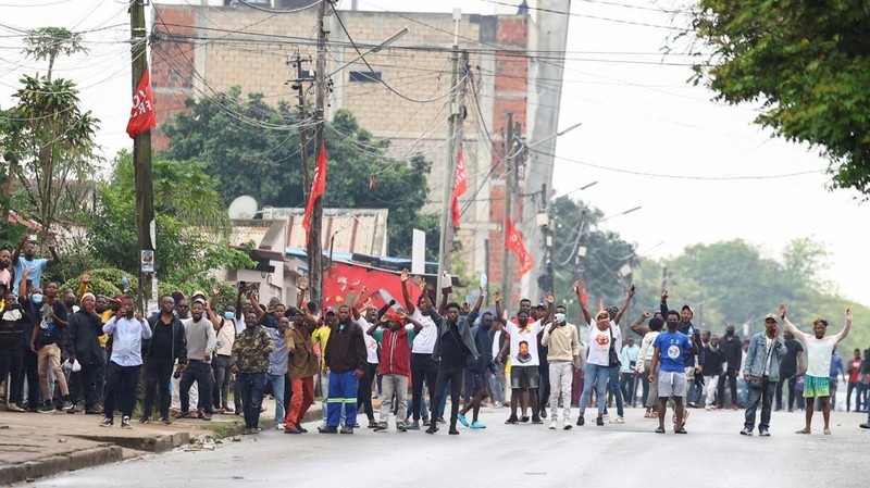 RIcuh demo protes hasil pemilu di Maputo, Mozambik, Senin (21/10/2024). (REUTERS/Siphiwe Sibeko)