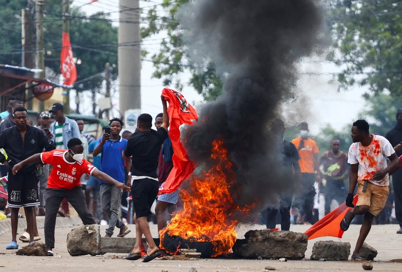 RIcuh demo protes hasil pemilu di Maputo, Mozambik, Senin (21/10/2024). (REUTERS/Siphiwe Sibeko) RIcuh demo protes hasil pemilu di Maputo, Mozambik, Senin (21/10/2024). (REUTERS/Siphiwe Sibeko)