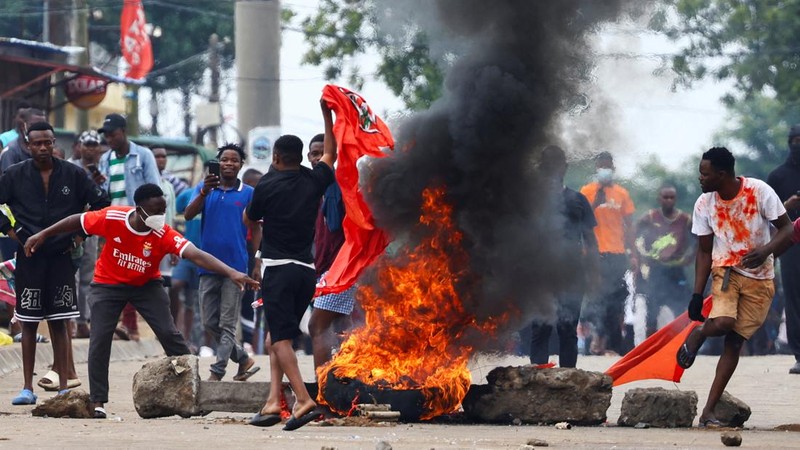 RIcuh demo protes hasil pemilu di Maputo, Mozambik, Senin (21/10/2024). (REUTERS/Siphiwe Sibeko)