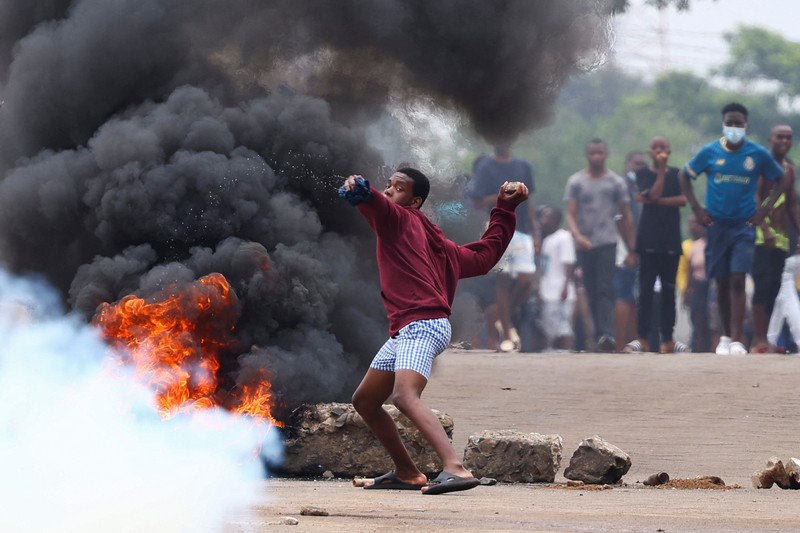 RIcuh demo protes hasil pemilu di Maputo, Mozambik, Senin (21/10/2024). (REUTERS/Siphiwe Sibeko)