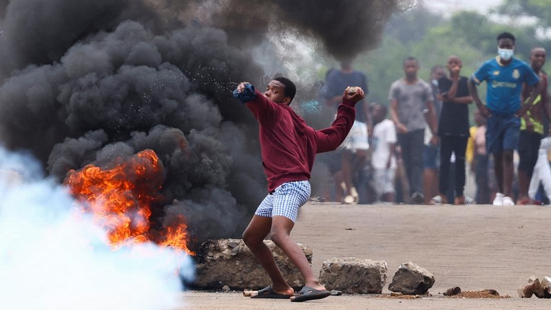 RIcuh demo protes hasil pemilu di Maputo, Mozambik, Senin (21/10/2024). (REUTERS/Siphiwe Sibeko)