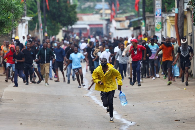 RIcuh demo protes hasil pemilu di Maputo, Mozambik, Senin (21/10/2024). (REUTERS/Siphiwe Sibeko)