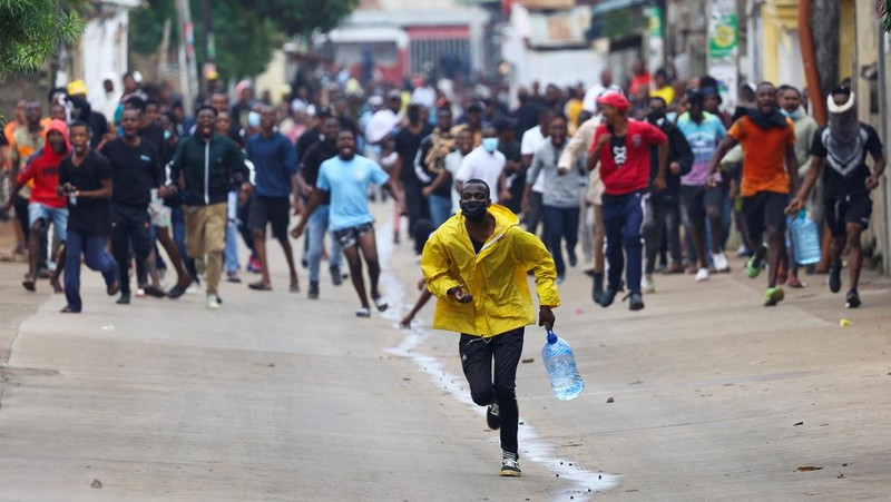 RIcuh demo protes hasil pemilu di Maputo, Mozambik, Senin (21/10/2024). (REUTERS/Siphiwe Sibeko)