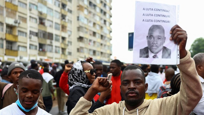 RIcuh demo protes hasil pemilu di Maputo, Mozambik, Senin (21/10/2024). (REUTERS/Siphiwe Sibeko)