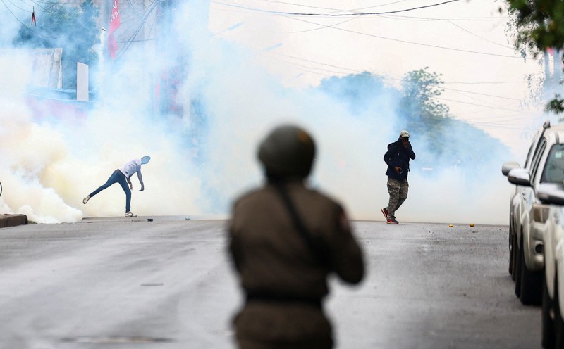 RIcuh demo protes hasil pemilu di Maputo, Mozambik, Senin (21/10/2024). (REUTERS/Siphiwe Sibeko)