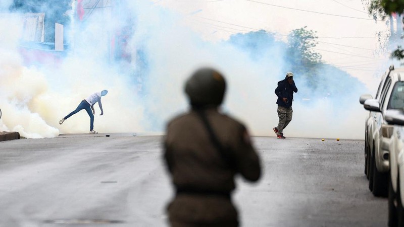 RIcuh demo protes hasil pemilu di Maputo, Mozambik, Senin (21/10/2024). (REUTERS/Siphiwe Sibeko)