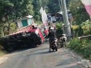 Truk Tak Kuat Nanjak Lalu Terguling-Timpa Pikap di Bogor, Sopir Terjepit