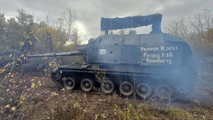 Sebuah Tank Rusia bertuliskan'Pempek Kapal Perang Asli Palembang'. (X @ZShakerCentral)