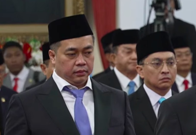 Raffi Ahmad didampingi Istri usai diangkat sebagai Staf Khusus Utusan Khusus Presiden Bidang Pembinaan Generasi Muda dan Pekerja Seni oleh Presiden Prabowo Subianto di Istana Negara, Jakarta, Selasa (22/10/2024). Raffi Ahmad didampingi Istri usai diangkat sebagai Staf Khusus Utusan Khusus Presiden Bidang Pembinaan Generasi Muda dan Pekerja Seni oleh Presiden Prabowo Subianto di Istana Negara, Jakarta, Selasa (22/10/2024). (CNBC Indonesia/Emir Yanwardhana)
