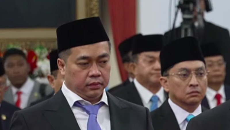 Raffi Ahmad didampingi Istri usai diangkat sebagai Staf Khusus Utusan Khusus Presiden Bidang Pembinaan Generasi Muda dan Pekerja Seni oleh Presiden Prabowo Subianto di Istana Negara, Jakarta, Selasa (22/10/2024). (CNBC Indonesia/Emir Yanwardhana)