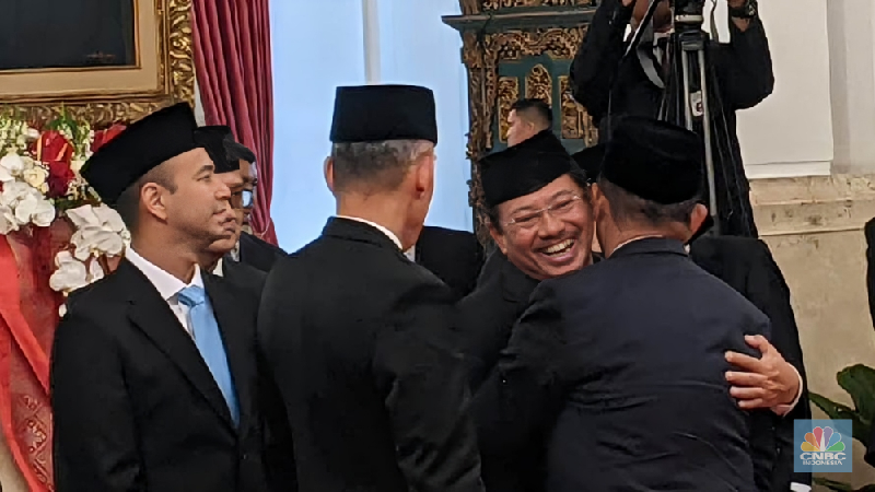 Raffi Ahmad didampingi Istri usai diangkat sebagai Staf Khusus Utusan Khusus Presiden Bidang Pembinaan Generasi Muda dan Pekerja Seni oleh Presiden Prabowo Subianto di Istana Negara, Jakarta, Selasa (22/10/2024). (CNBC Indonesia/Emir Yanwardhana)