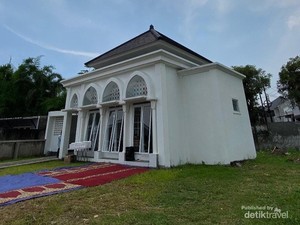 Masjid di Bandung yang Mulia, Berikan Makanan Gratis ke Jemaahnya