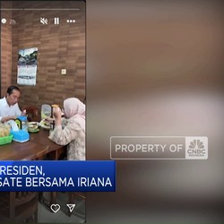 Video: Usai Purna Tugas, Jokowi Makan di Warung Bareng Iriana