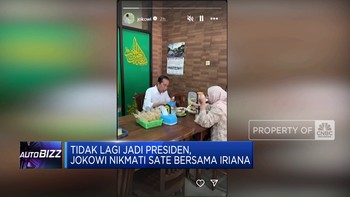 Video: Usai Purna Tugas, Jokowi Makan di Warung Bareng Iriana