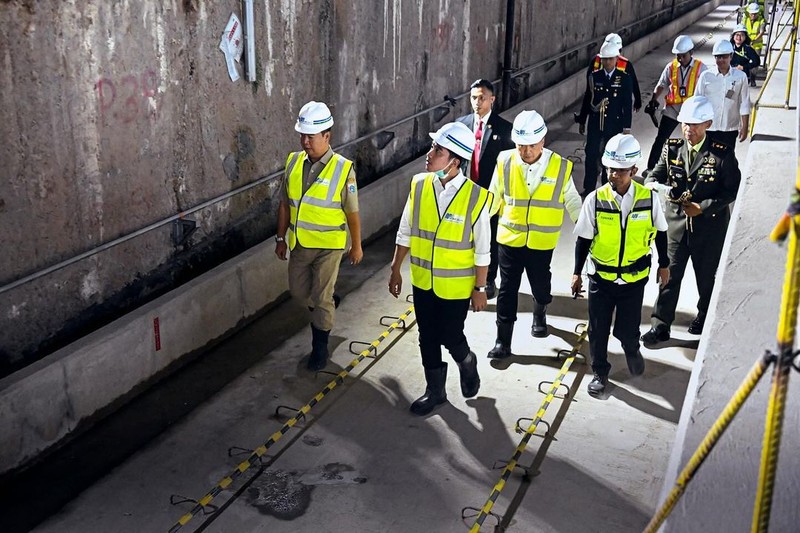 Wapres Gibran Rakabuming meninjau proyek MRT fase 2 di Monas, Jakarta, usai menghadiri pelantikan Sekretaris Kabinet dan Wamen Kabinet Merah Putih di Istana Negara. (Instagram @gibran_rakabuming)
