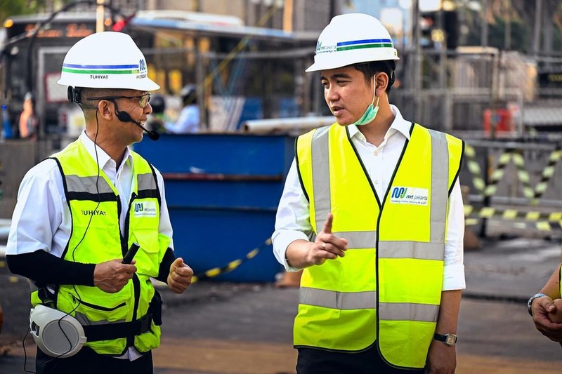 Wapres Gibran Rakabuming meninjau proyek MRT fase 2 di Monas, Jakarta, usai menghadiri pelantikan Sekretaris Kabinet dan Wamen Kabinet Merah Putih di Istana Negara. (Instagram @gibran_rakabuming)