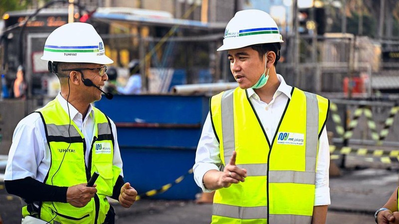 Wapres Gibran Rakabuming meninjau proyek MRT fase 2 di Monas, Jakarta, usai menghadiri pelantikan Sekretaris Kabinet dan Wamen Kabinet Merah Putih di Istana Negara. (Instagram @gibran_rakabuming)