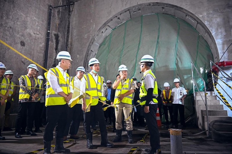 Wapres Gibran Rakabuming meninjau proyek MRT fase 2 di Monas, Jakarta, usai menghadiri pelantikan Sekretaris Kabinet dan Wamen Kabinet Merah Putih di Istana Negara. Wapres Gibran Rakabuming meninjau proyek MRT fase 2 di Monas, Jakarta, usai menghadiri pelantikan Sekretaris Kabinet dan Wamen Kabinet Merah Putih di Istana Negara. (Instagram @gibran_rakabuming)