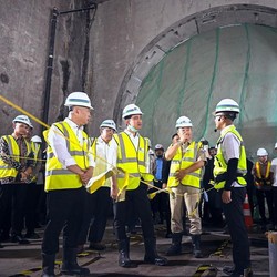 Gibran Masuk Perut Bumi Jakarta di Dasar Monas, Reaksinya Begini