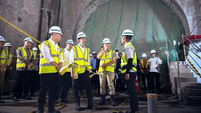 Wapres Gibran Rakabuming meninjau proyek MRT fase 2 di Monas, Jakarta, usai menghadiri pelantikan Sekretaris Kabinet dan Wamen Kabinet Merah Putih di Istana Negara. (Instagram @gibran_rakabuming)