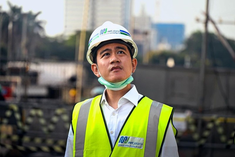 Wapres Gibran Rakabuming meninjau proyek MRT fase 2 di Monas, Jakarta, usai menghadiri pelantikan Sekretaris Kabinet dan Wamen Kabinet Merah Putih di Istana Negara. (Instagram @gibran_rakabuming)