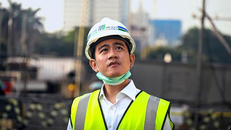 Wapres Gibran Rakabuming meninjau proyek MRT fase 2 di Monas, Jakarta, usai menghadiri pelantikan Sekretaris Kabinet dan Wamen Kabinet Merah Putih di Istana Negara. (Instagram @gibran_rakabuming)