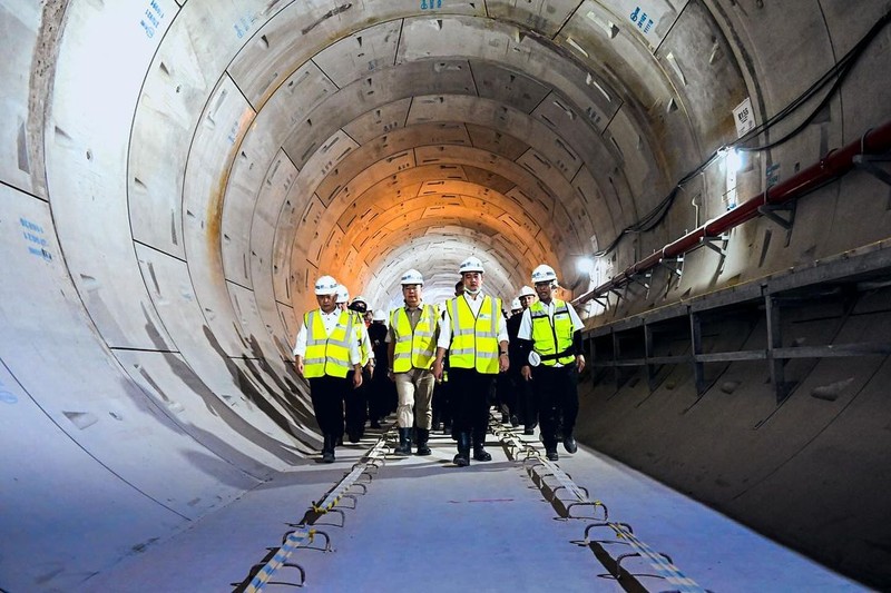 Wapres Gibran Rakabuming meninjau proyek MRT fase 2 di Monas, Jakarta, usai menghadiri pelantikan Sekretaris Kabinet dan Wamen Kabinet Merah Putih di Istana Negara. (Instagram @gibran_rakabuming)