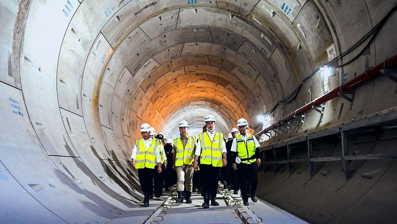 Wapres Gibran Rakabuming meninjau proyek MRT fase 2 di Monas, Jakarta, usai menghadiri pelantikan Sekretaris Kabinet dan Wamen Kabinet Merah Putih di Istana Negara. (Instagram @gibran_rakabuming)